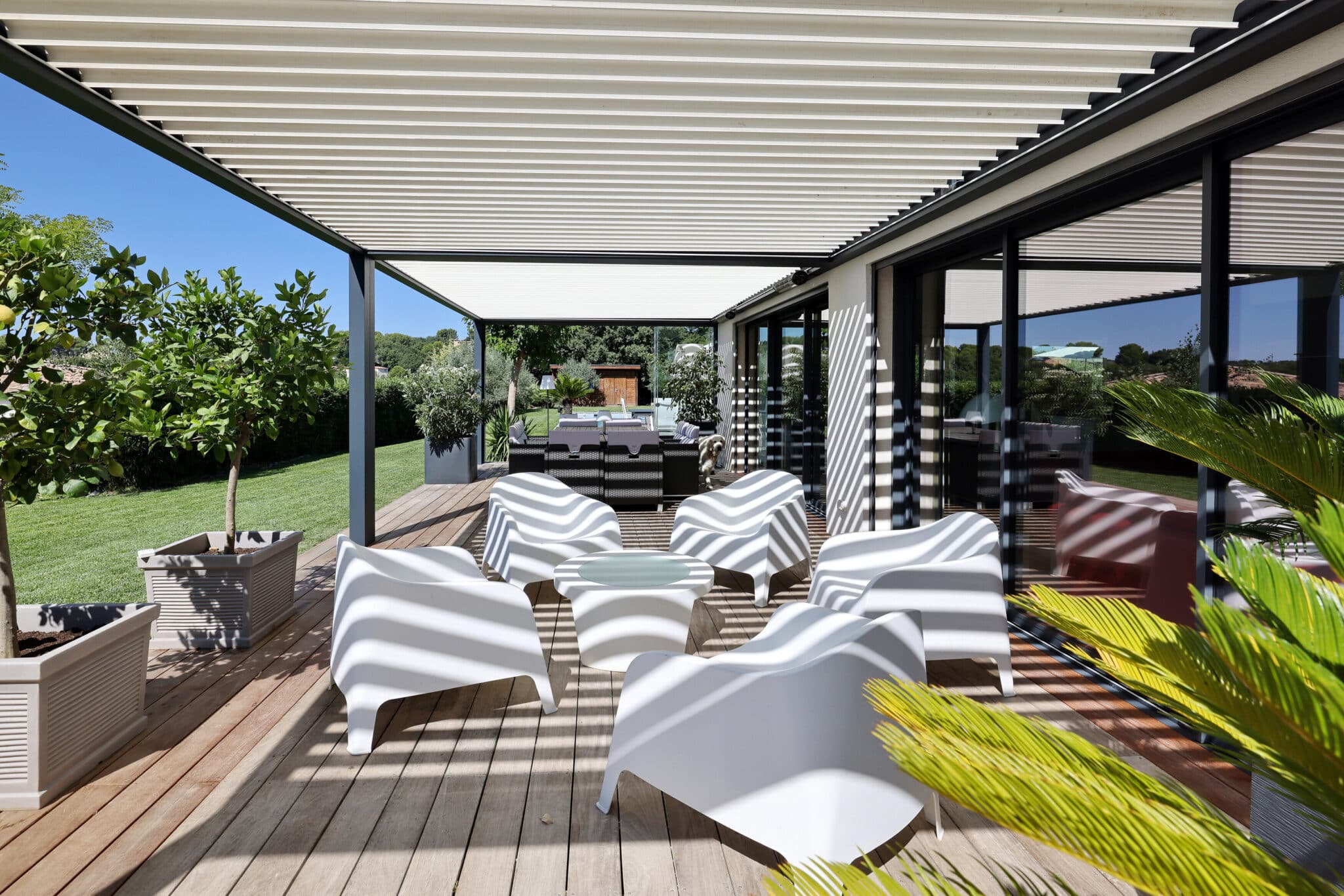 pergola-color-fenetre-bordeaux