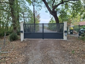 Portail Art et Fenêtres modèle Littleton 2 installé à Périssac en Gironde