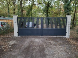Portail Art et Fenêtres modèle Littleton 2 installé à Périssac en Gironde