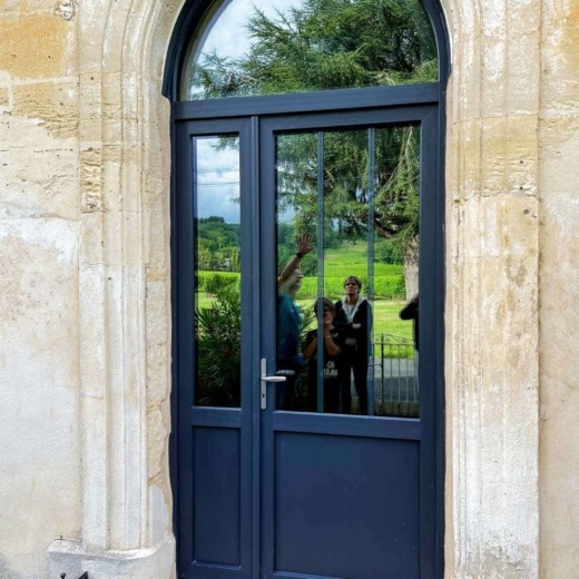 Porte-dentree-sur-mesure-color-fenetre-Bordeaux
