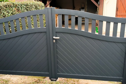 Portail battant aluminium à Créon