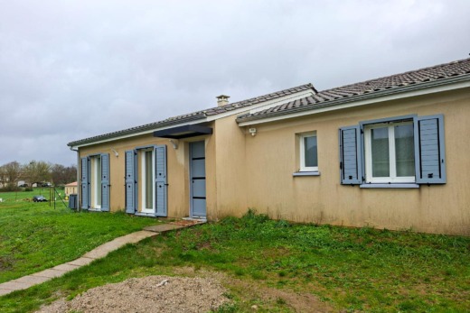 Porte d’entrée et volets battants à Daignac