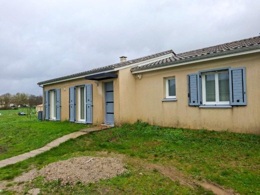 Porte&#x20;d&#x2019;entr&#x00E9;e&#x20;et&#x20;volets&#x20;battants&#x20;&#x00E0;&#x20;Daignac