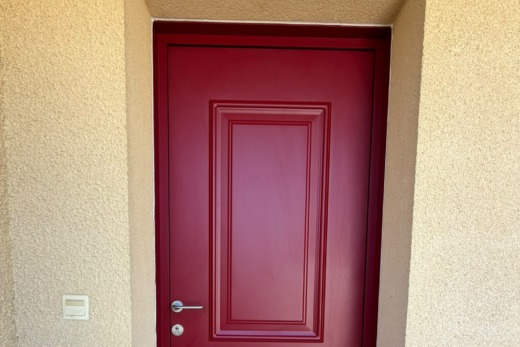 Porte d’entrée MONALU Calabre rouge pourpre installée à Libourne en Gironde
