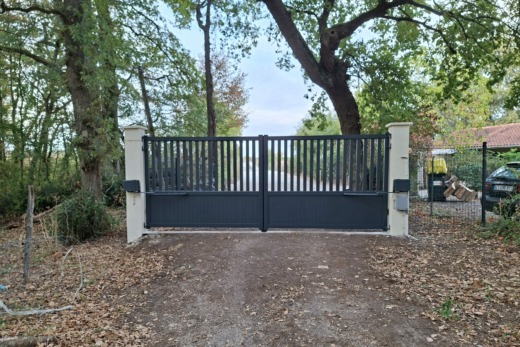 Portail Art et Fenêtres modèle Littleton 2 installé à Périssac en Gironde